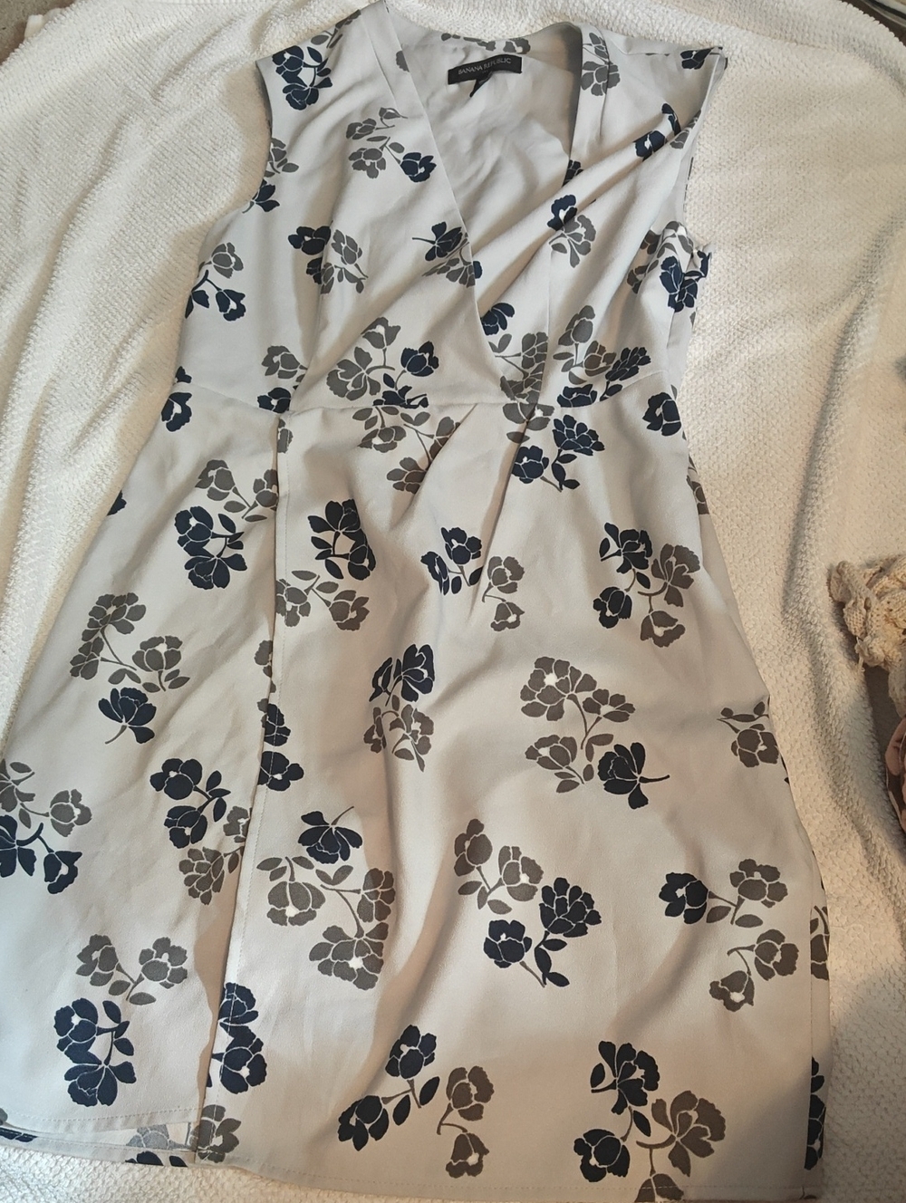 Banana Republic Sleeveless Floral Wrap Dress Grey And Black 2P, EUC